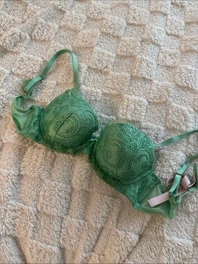 Victoria's Secret Green Lace Underwire Bra with Embroidered Detail